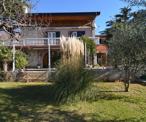 VILLA INDIPENDENTE CON AMPIO GIARDINO E GARAGE!