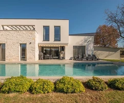 <p>Kifinomult, 4 hálószobás villa modern kialakítással Poreč központja közelében</p>