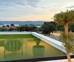 Moderná luxusná vila s bazénom a krásne upravenou záhradou - kompletne zariadená, len 300 m od mora