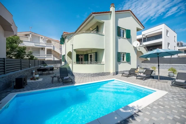 Vodice - Casa independiente con 2 unidades residenciales, piscina climatizada, ubicación excelente