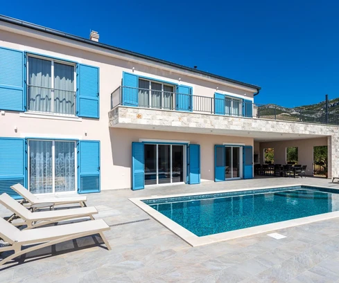 Vila na predaj s bazénom a fitnescentrom v Kašteloch v Chorvátsku