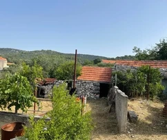 Vinišće, stavební pozemek 915 m2, 300 m od moře a centra