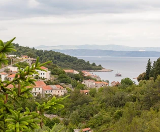 Villa in pietra in vendita a Solta con appartamenti e piscina in Croazia