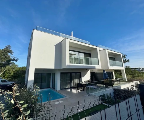 EXKLUZÍVNY APARTMÁN S VÝHĽADOM NA MORE A STREŠNOU TERASOU S BAZÉNOM!