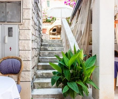 Incantevole antica casa in pietra con appartamenti e ristorante in vendita a Supetar in Croazia