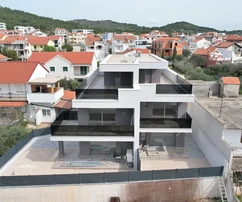 Tribunj - Doppelhaushälfte mit Dachterrasse in ausgezeichneter Lage, 400 m vom Strand entfernt