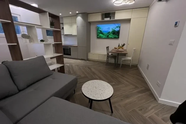 Split, Gripe, novo zrekonštruovaný jednoizbový byt 35 m2 na prízemí budovy.