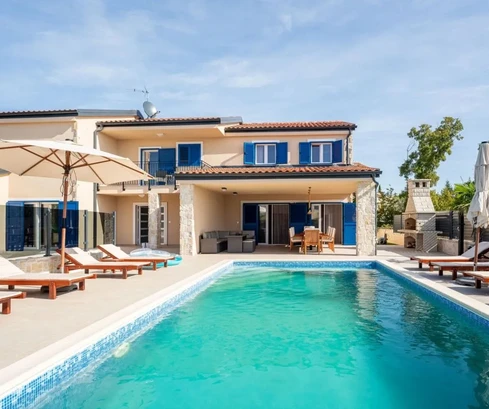 LUXURIOUS VILLA WITH SWIMMING POOL AND GARDEN, IN A QUIET LOCATION!