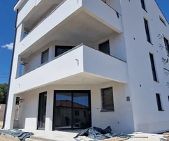 Trogir, Saldun, appartamento di 3 locali 110 m2 + giardino 50 m2, grande terrazza (34 m2), nuova costruzione