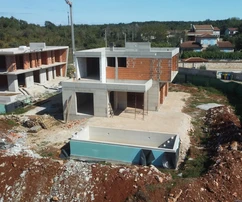 Moderná luxusná vila na predaj obklopená zeleňou v Chorvátsku