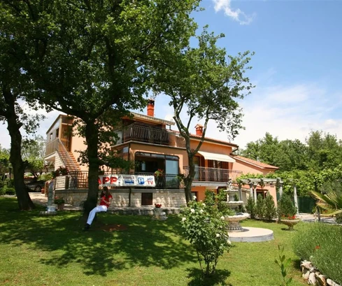 Spaziosa casa con appartamenti in vendita a Rovigno in Croazia