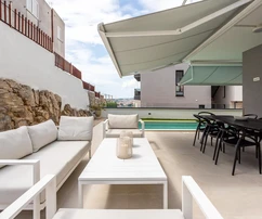 Apartamento de tres dormitorios con jardín y piscina en venta en Podstrana, Croacia