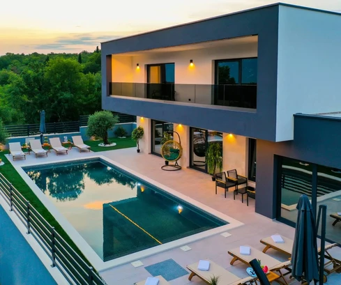 Luksuzna vila na prodaju u Zagvozdu