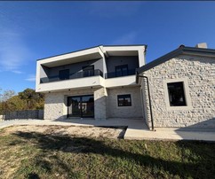 Nouvelle maison disponible avec une cave et un parking en Croatie