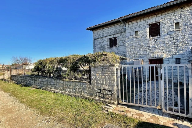 INVESTIČNÁ PRÍLEŽITOSŤ! Istria, Kanfanar – Kamenný dom s potenciálom stavebného pozemku