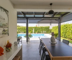 Poreč, Rosini, modern és elegáns családi villa medencével és tengerre néző kilátással