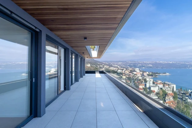 Luxusní penthouse s bazénem na prodej nad Opatijí v Chorvatsku
