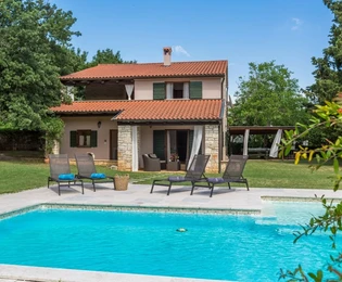 Isztria, Poreč, Felújított kővilla medencével és kerttel