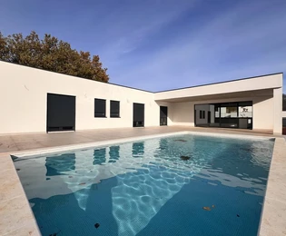 Moderna casa a un piano con piscina in vendita a Labin in Croazia