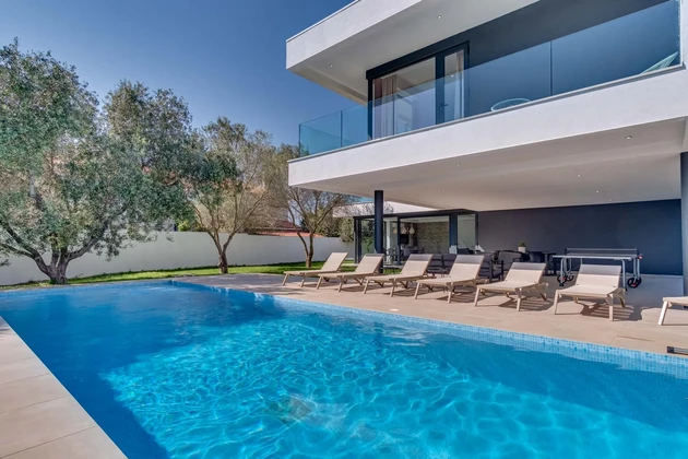 Modern villa with a swimming pool for sale in Vodnjan in Croatia