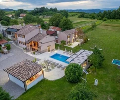 Bájos háztrió Közép-Isztriában tágas birtokkal