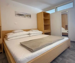 BÚTOROZOTT APARTMAN TENGERRE NÉZŐ KILÁTÁSSAL, CSENDES HELYEN!