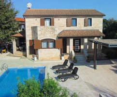 Encantadora villa de piedra con piscina cerca de Poreč