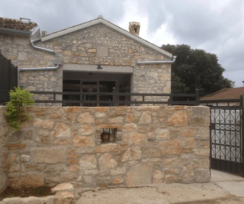 Istria, Poreč – Odnowiony kamienny dom szeregowy z basenem na sprzedaż