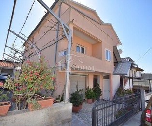 Tribunjban apartmanokkal rendelkező családi ház eladó