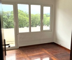 Tágas lakás Split közelében, erkéllyel, eladó