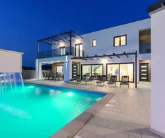 Istria, Pola: Villa moderna con piscina e ampio giardino in vendita