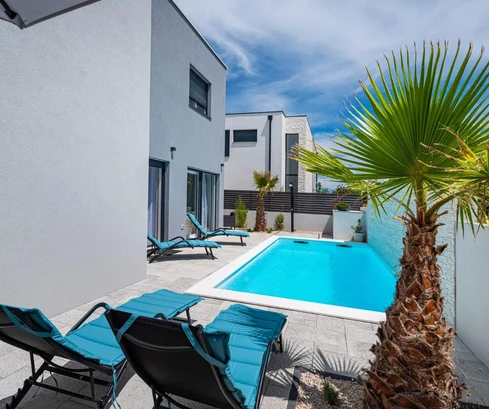 Dom z dwoma mieszkaniami na sprzedaż w Nin w Chorwacji