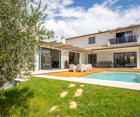 Spaziosa villa con piscina disponibile a Ližnjan in Croazia