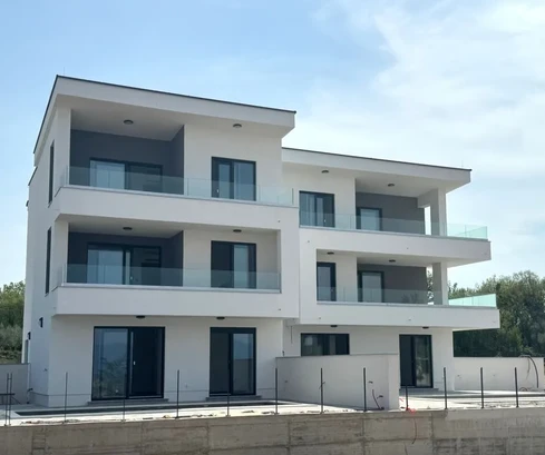 Atractivo apartamento con vistas al mar y jardín, en una zona tranquila.