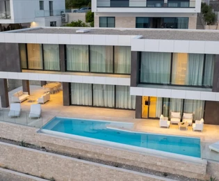 Villa moderna in vendita al mare a Baška Voda in Croazia