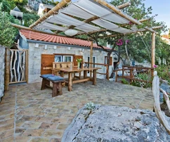 Apartmánový dom na predaj na ostrove Hvar priamo pri mori v Chorvátsku