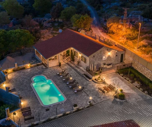 Una moderna interpretazione di una villa in pietra con vista mare - Rogoznica