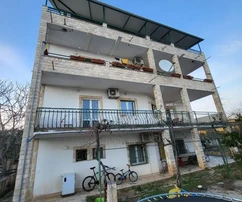 Trogir, Plano, casa independiente de 660 m2, en 4 plantas, vista al mar, piscina