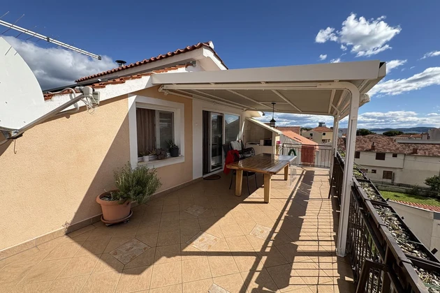 In Vodice steht ein Haus mit fünf Wohnungen zum Verkauf in Kroatien