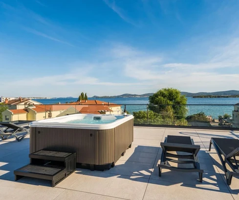 Zadar, Sveti Filip i Jakov, ático dúplex de lujo con jacuzzi, segunda línea al mar