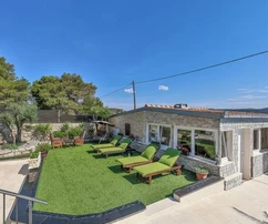 Drvenik Mali, villa úszómedencével és két melléképülettel, közvetlenül a tengerparton