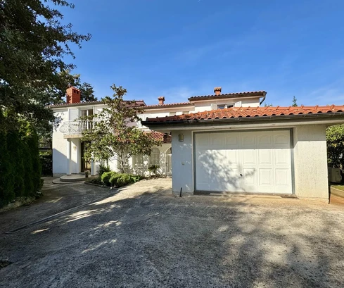 Maison méditerranéenne avec appartements à vendre à Malinska en Croatie