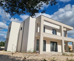 Moderna kuća s bazenom na prodaju Vodice