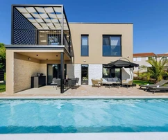 Moderna casa totalmente equipada con piscina en venta en Tar-Vabriga, Croacia