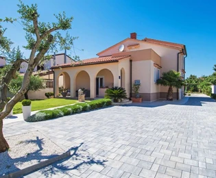 Casa in vendita con piscina e giardino paesaggistico a Medolino in Croazia