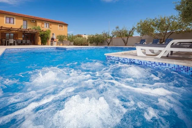 Résidence en bord de mer à Banjole, Istrie : maison spacieuse avec piscine et garage