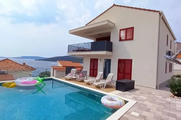 Seget Vranjica, ático de 95 m2 a solo 60 m del mar y la playa, vistas abiertas