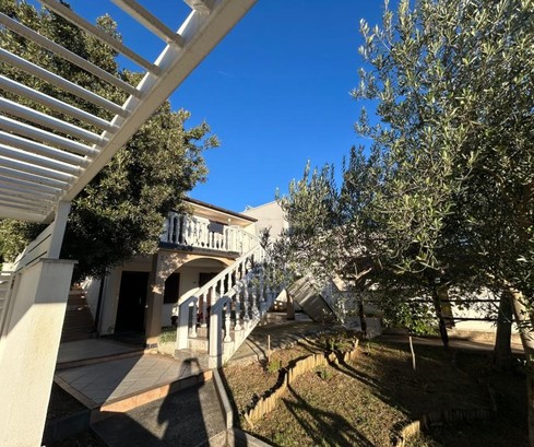 Casa en venta en Petrčane a solo unos pasos del mar en Croacia