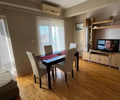 Čiovo, Okrug.G., due appartamenti di 121 m2 con un giardino di 397 m2, vicino al mare e alla spiaggia.
