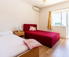 Spazioso condominio in vendita a Drvenik, direttamente sul lungomare in Croazia